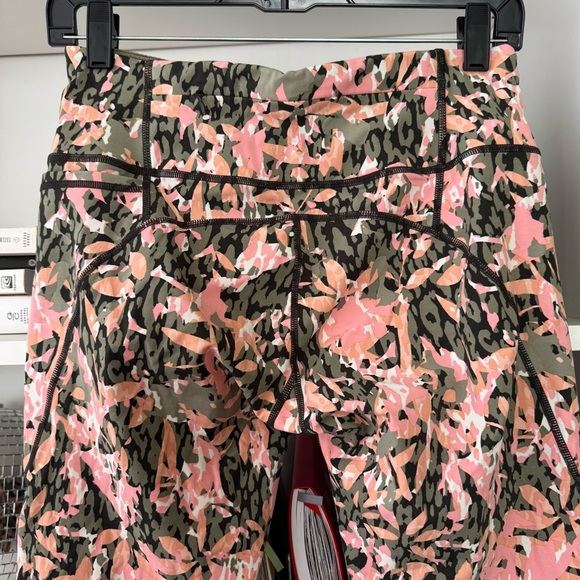SWEATY BETTY Limited Edition Power Pocket Workout 7/8 Leggings Camo Floral Print - Picture 6 of 9